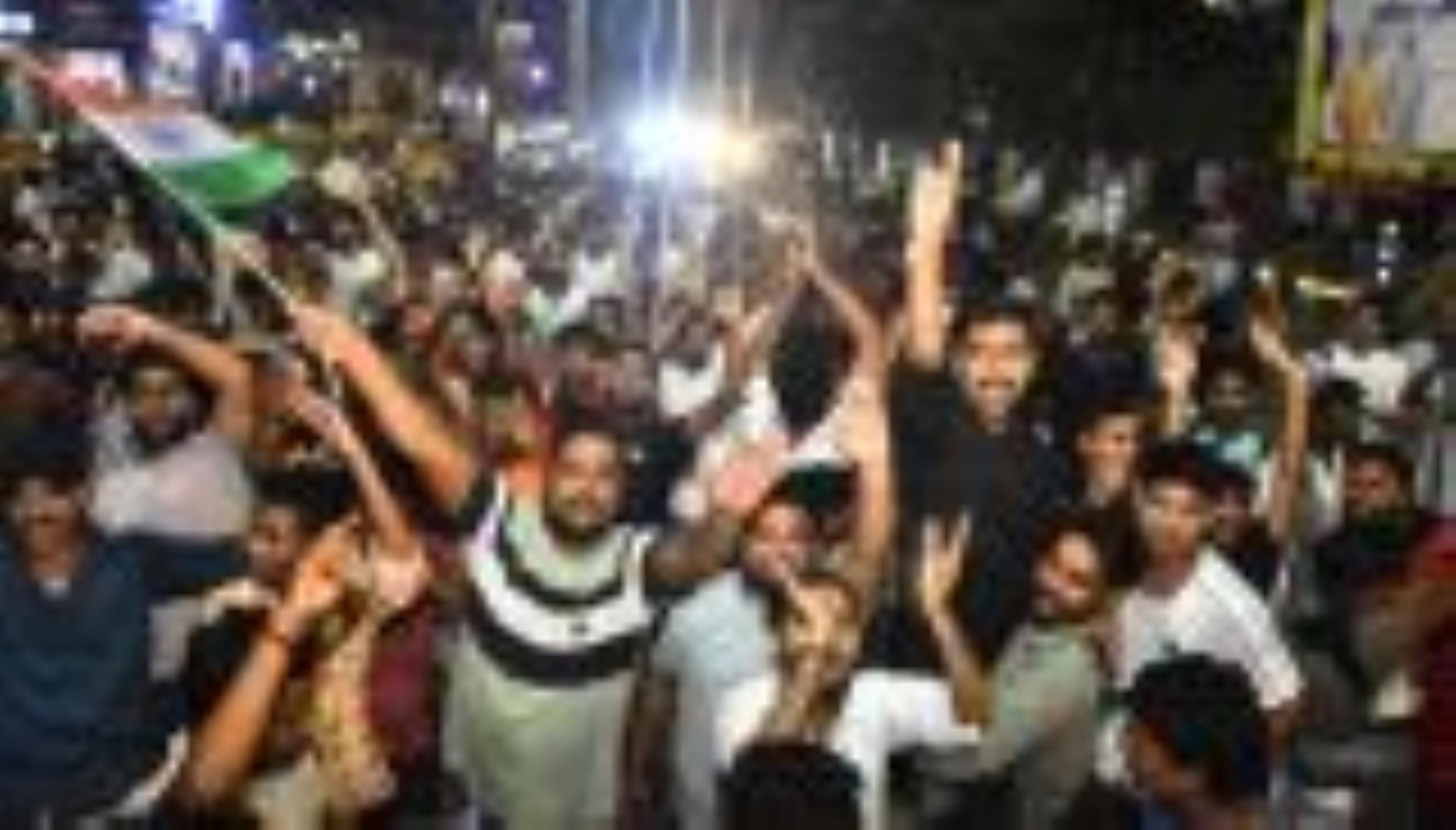 पाकिस्तान पर भारत की जीत के बाद हजरतगंज में जश्न मनाने पहुंची युवाओं की भीड़। 