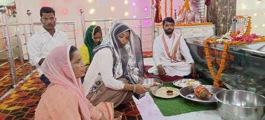 प्राचीन जयंती माता शक्तिपीठ मंदिर में पूजा अर्चना करते श्रद्धालु स्रोत संवाद प्राचीन जयंती माता शक्तिपीठ मंदिर में पूजा अर्चना करते श्रद्धालु स्रोत संवाद
