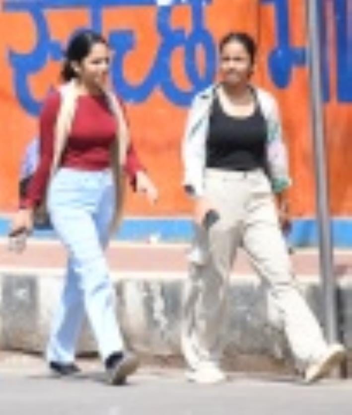 रविवार को हजरतगंज इलाके में गर्मी से परेशान युवतियां। 