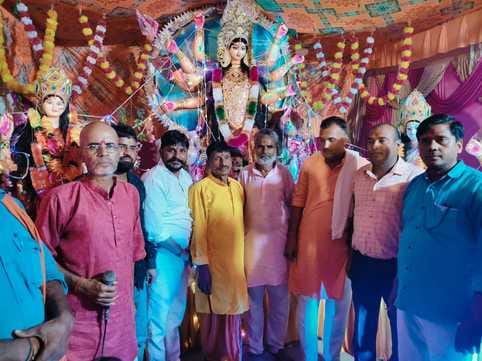 समय माता मंदिर परिसर में पंडाल में स्थापित मां दुर्गा के पट खुले-संवाद
