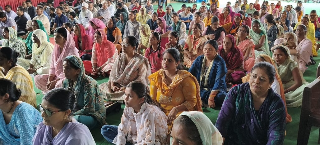 सत्संग के दौरान करतीं साध्वियां। संस्थान
