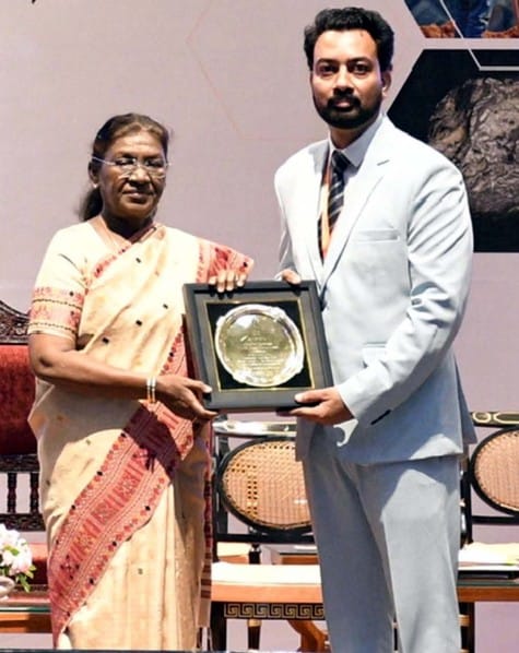 शाहाबाद। राष्ट्रपति द्रौपदी मुर्मू से सम्मान प्राप्त करते डॉ. संदीप कुमार। स्वयं