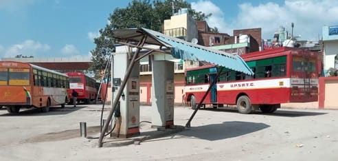 शाहजहांपुर रोडवेज बस अड्डा पर बस की इंतजार में खड़ी सवारियां। संवाद