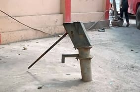 शाहजहांपुर रोडवेज बस अड्डा पर बस की इंतजार में खड़ी सवारियां। संवाद