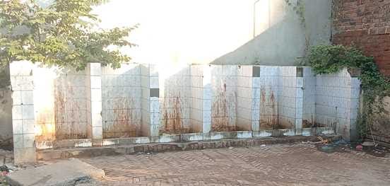 शाहजहांपुर रोडवेज बस अड्डा पर बस की इंतजार में खड़ी सवारियां। संवाद