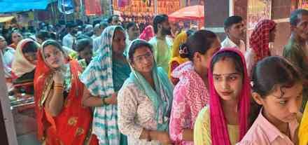 शहर के संकटा देवी मंदिर में पूजा अर्चना के लिए लाइन में खड़ी महिलाएं। संवाद