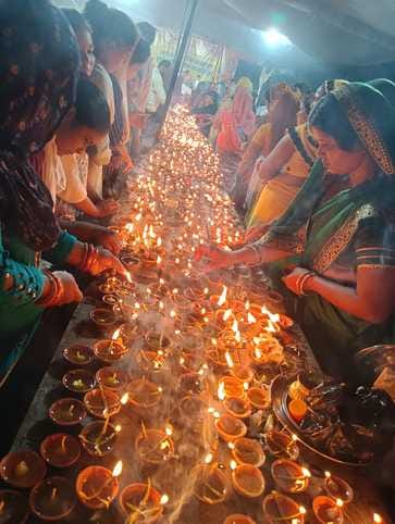 शहर के संकटा देवी मंदिर में पूजा अर्चना के लिए लाइन में खड़ी महिलाएं। संवाद