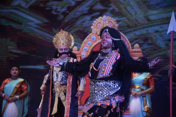 शहर में इन दिनों सभी रामलीलाओं का मंचन शुरू हो चुका है। रविवार को कहीं राम जन्म तो कहीं राम वन शहर में इन दिनों सभी रामलीलाओं का मंचन शुरू हो चुका है। रविवार को कहीं राम जन्म तो कहीं राम वन