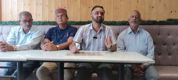 शिवपुरी धाम में रावण के विशालकाय पुतले के लिए सिर और जूते तैयार करते कारीगर। मंदिर समिति।