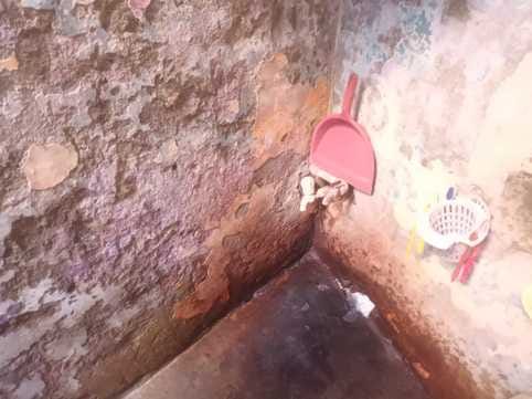 तखान पंप हाउस से निकलकर सड़क पर बहता पानी। संवाद तखान पंप हाउस से निकलकर सड़क पर बहता पानी। संवाद