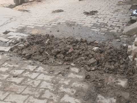 तखान पंप हाउस से निकलकर सड़क पर बहता पानी। संवाद तखान पंप हाउस से निकलकर सड़क पर बहता पानी। संवाद