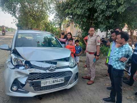 दौराला- हाईवे पर दुर्घटना के बाद क्षतिग्रस्त बस। स्रोत : संवाद दौराला- हाईवे पर दुर्घटना के बाद क्षतिग्रस्त बस। स्रोत : संवाद