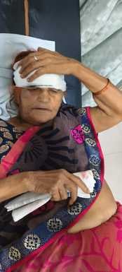दौराला- हाईवे पर दुर्घटना के बाद क्षतिग्रस्त बस। स्रोत : संवाद दौराला- हाईवे पर दुर्घटना के बाद क्षतिग्रस्त बस। स्रोत : संवाद