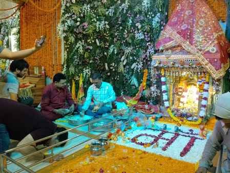 देवी मंदिर में दर्शन के लिए लगी भक्तों की भीड़। संवाद देवी मंदिर में दर्शन के लिए लगी भक्तों की भीड़। संवाद