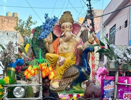 उझानी राम बरात में शामिल झांकी। संवाद उझानी राम बरात में शामिल झांकी। संवाद