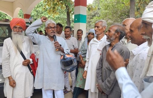 ऊंचागांव ब्लांक कार्यालय पर बीडीओ को ज्ञापन सौपते हुए जगवीर भाटी। संवाद ऊंचागांव ब्लांक कार्यालय पर बीडीओ को ज्ञापन सौपते हुए जगवीर भाटी। संवाद