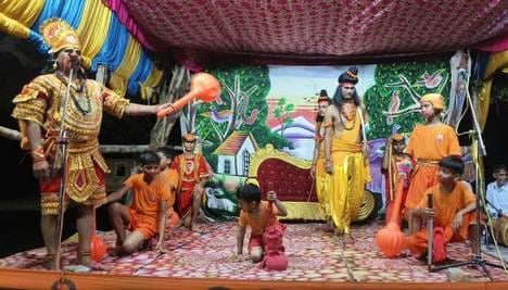 04 नगर के पुरानी कोतवाली में चल रही श्री रामलीला में सीता खोज का दृश्य। संवाद 04 नगर के पुरानी कोतवाली में चल रही श्री रामलीला में सीता खोज का दृश्य। संवाद
