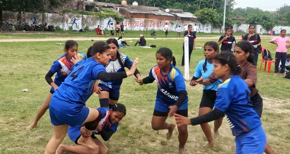 07-मंडलीय कबड्डी प्रतियोगिता में जीत के लिए संघर्ष करते खिलाड़ी।-संवाद