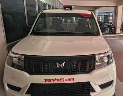 18 एक अधिकारी के वाहन पर लगी नीली और लाल बत्ती। संवाद