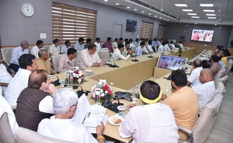 27 तहसील में काउंटर पर पूछताछ करते नागरिक। संवाद 27 तहसील में काउंटर पर पूछताछ करते नागरिक। संवाद