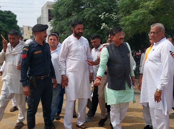 29जेएनडी37-नई अनाज मंडी में पहुंची धान की आवक। संवाद 29जेएनडी37-नई अनाज मंडी में पहुंची धान की आवक। संवाद