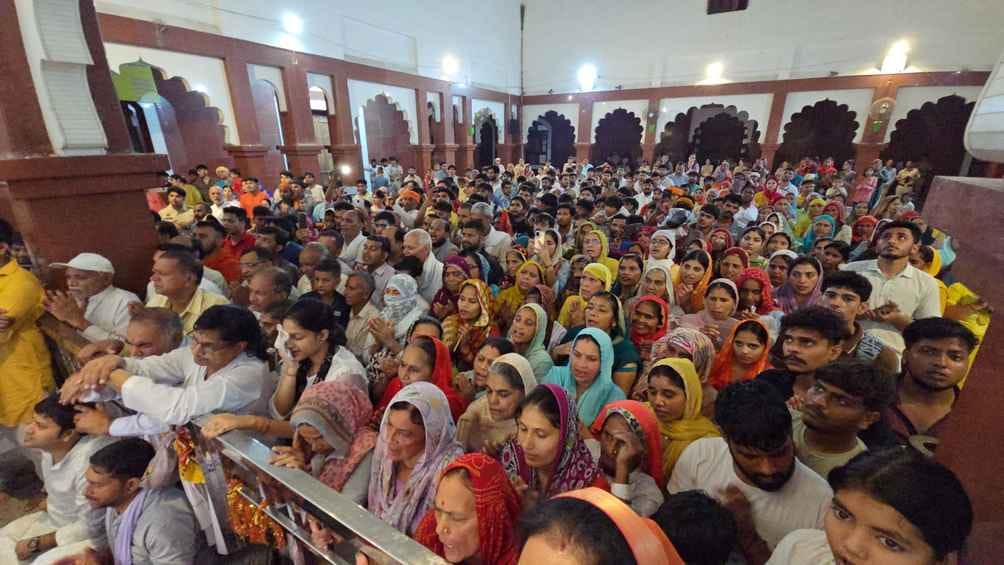 29jjrp15- बेरी में माता के दर्शन करने आए श्रद्धालु दीप दान करते हुए। संवाद 29jjrp15- बेरी में माता के दर्शन करने आए श्रद्धालु दीप दान करते हुए। संवाद