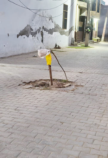 29kht_27 कलायत में टूटे सीवरेज हॉल पर फसाई गई ईंटे व टाइल संवाद 29kht_27 कलायत में टूटे सीवरेज हॉल पर फसाई गई ईंटे व टाइल संवाद