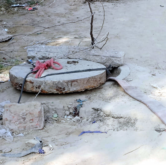 29kht_27 कलायत में टूटे सीवरेज हॉल पर फसाई गई ईंटे व टाइल संवाद 29kht_27 कलायत में टूटे सीवरेज हॉल पर फसाई गई ईंटे व टाइल संवाद