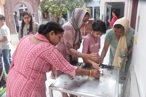 आरती के दौरान पूजन करते मंदिर के पुजारी। संवाद आरती के दौरान पूजन करते मंदिर के पुजारी। संवाद
