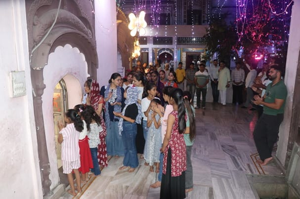 आरती के दौरान पूजन करते मंदिर के पुजारी। संवाद आरती के दौरान पूजन करते मंदिर के पुजारी। संवाद