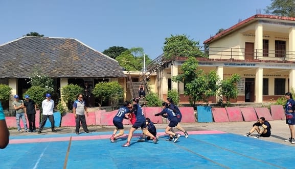 अंडर-19 जिला स्तरीय छात्रा खेलकूद प्रतियोगिता के लिए बिझड़ी में कबड्डी का ट्रायल देती छात्राएं। अंडर-19 जिला स्तरीय छात्रा खेलकूद प्रतियोगिता के लिए बिझड़ी में कबड्डी का ट्रायल देती छात्राएं।