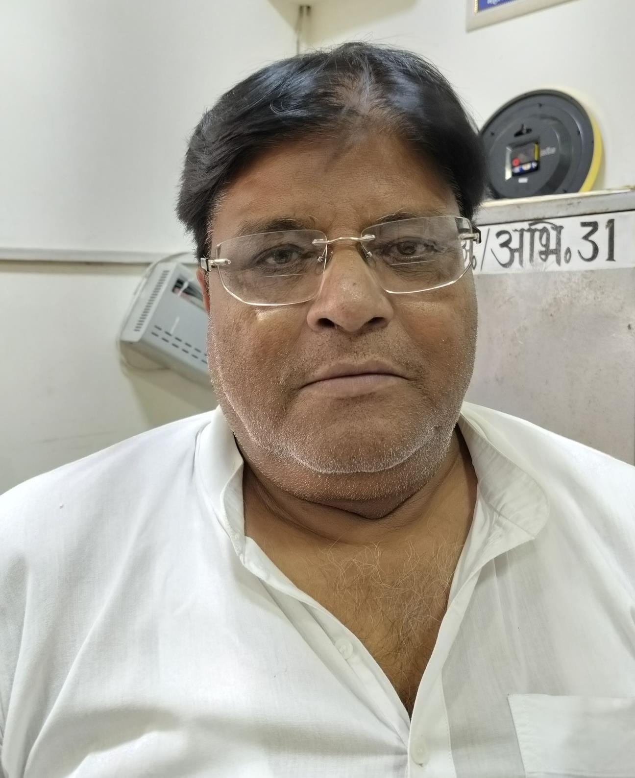 अमीनाबाद में पार्किंग की कमी।