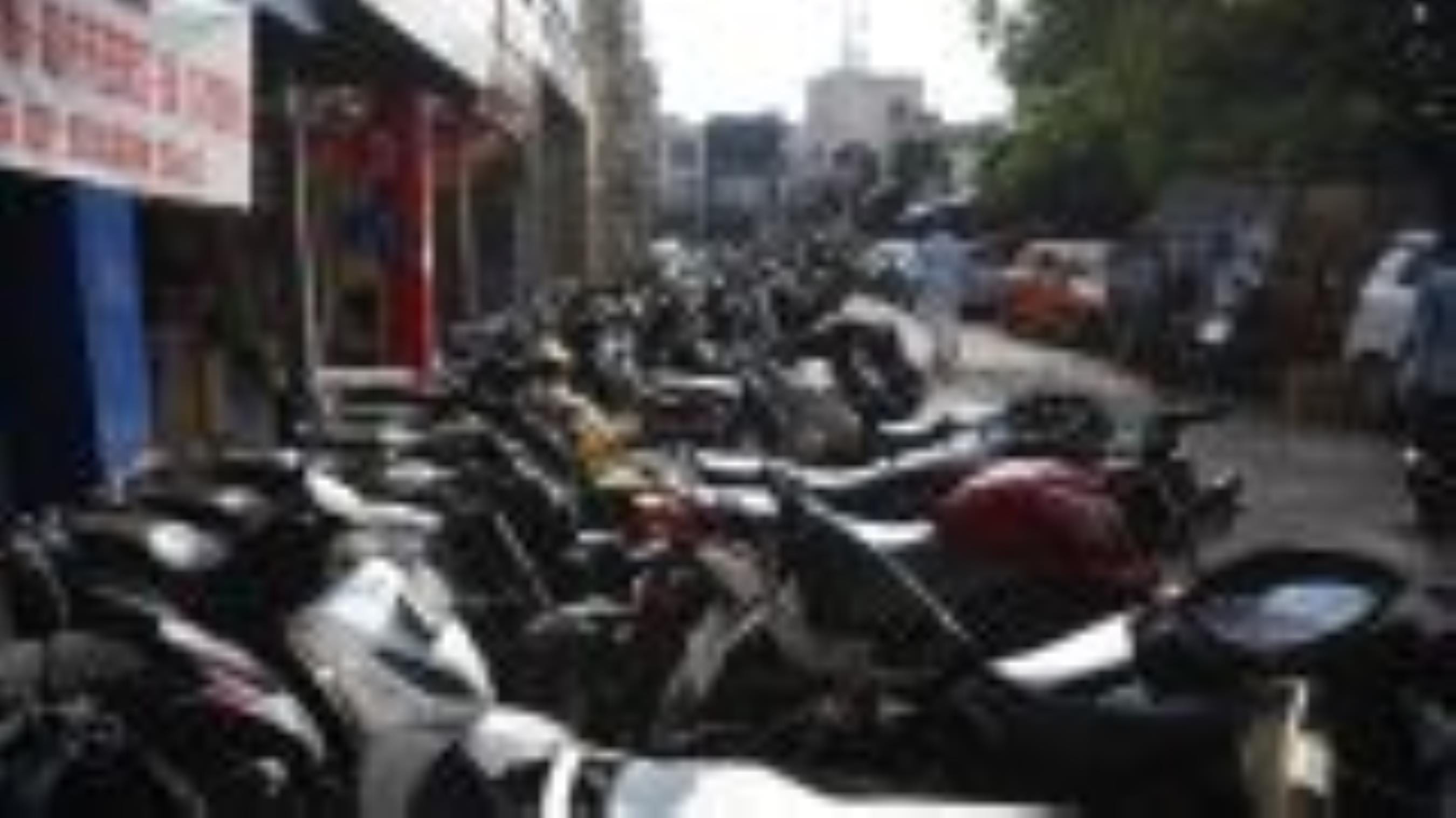 अमीनाबाद में पार्किंग की कमी।