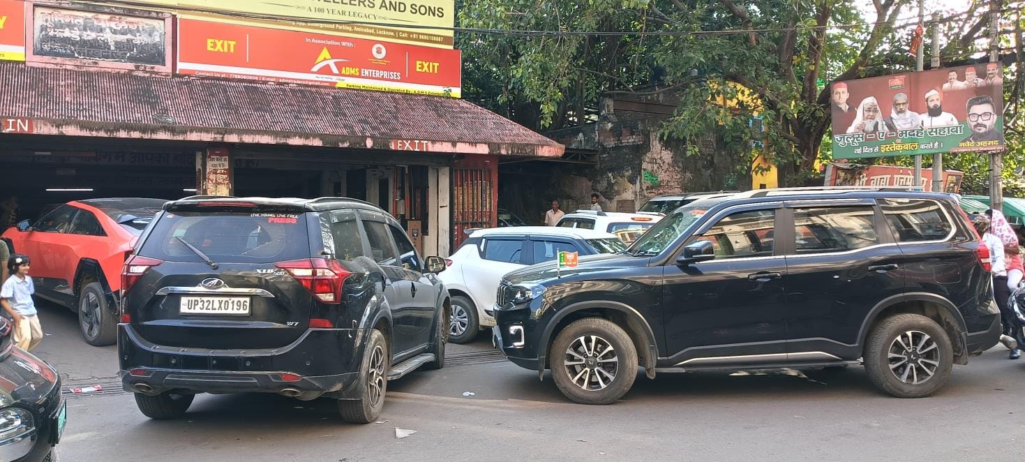 अमीनाबाद में पार्किंग की कमी।