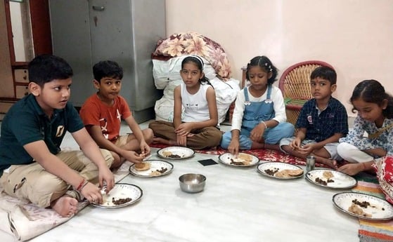 भवन मंदिर पर नवरात्र का पूजन करते भक्त। संवाद