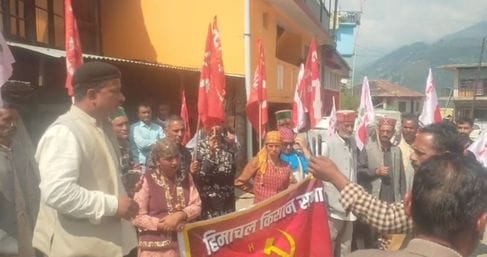 बेदखली को लेकर प्रदर्शन करते बागवान।संवाद