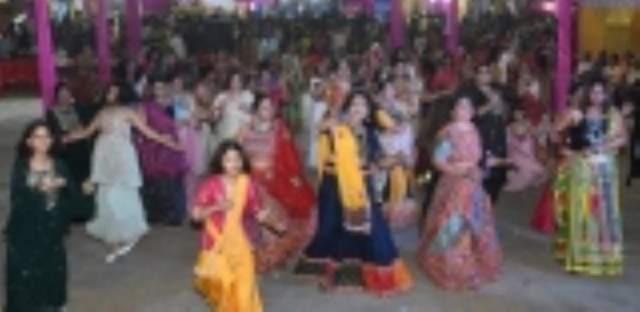 डांडिया उत्सव में दिखा भक्ति और संस्कृति का अद्भुत संगम डांडिया उत्सव में दिखा भक्ति और संस्कृति का अद्भुत संगम