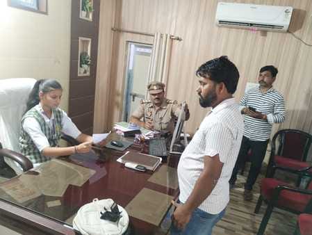 फोटो-02,एसपी कार्यालय में प्रार्थनापत्र के बारे में यशवी यादव को जानकारी देतीं एसपी आरती सिंह।स