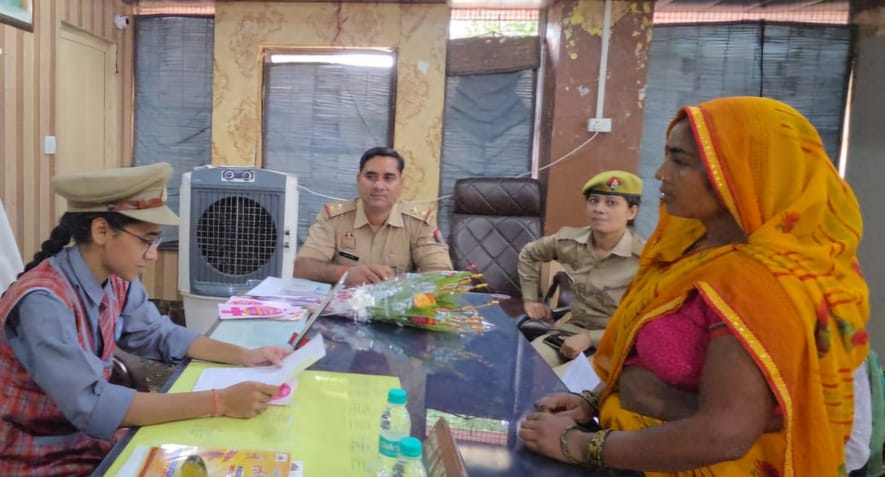 फोटो-02,एसपी कार्यालय में प्रार्थनापत्र के बारे में यशवी यादव को जानकारी देतीं एसपी आरती सिंह।स