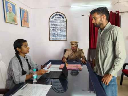 फोटो-02,एसपी कार्यालय में प्रार्थनापत्र के बारे में यशवी यादव को जानकारी देतीं एसपी आरती सिंह।स