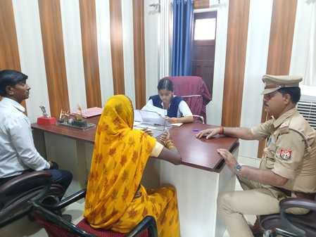 फोटो-02,एसपी कार्यालय में प्रार्थनापत्र के बारे में यशवी यादव को जानकारी देतीं एसपी आरती सिंह।स