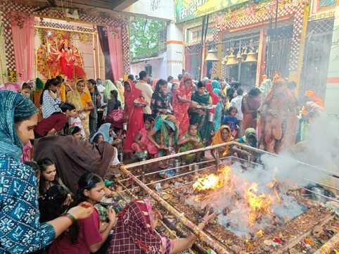 फोटो - 10 अतर्रा के बड़ी माता मंदिर में दर्शन को जाते भक्त। संवाद फोटो - 10 अतर्रा के बड़ी माता मंदिर में दर्शन को जाते भक्त। संवाद
