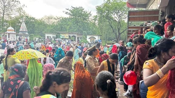 फोटो - 10 अतर्रा के बड़ी माता मंदिर में दर्शन को जाते भक्त। संवाद फोटो - 10 अतर्रा के बड़ी माता मंदिर में दर्शन को जाते भक्त। संवाद