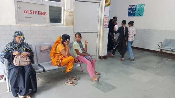 फोटो-23, सर्जन के कमरे के बाहर पर्चा जमा करने के लिए लगी भीड़। (संवाद)