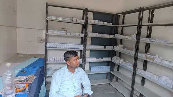 फोटो-24-सवायजपुर सीएचसी के प्रधानमंत्री जन औषधि केंद्र में मौंजूद वेेंडर अदिति। संवाद फोटो-24-सवायजपुर सीएचसी के प्रधानमंत्री जन औषधि केंद्र में मौंजूद वेेंडर अदिति। संवाद