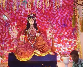 फोटो 26 सीकेटीपी-18- परिचय- देवी दर्शन के लिए पंडालों के पास पहुंची दृष्टिबाधित छात्राएं। संव फोटो 26 सीकेटीपी-18- परिचय- देवी दर्शन के लिए पंडालों के पास पहुंची दृष्टिबाधित छात्राएं। संव