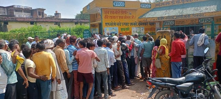 फोटो 28 सीकेटीपी-16- परिचय- खाद लेने के लिए लाइन में लगी महिला के बेहोश होने पर उसे छांव में ले फोटो 28 सीकेटीपी-16- परिचय- खाद लेने के लिए लाइन में लगी महिला के बेहोश होने पर उसे छांव में ले