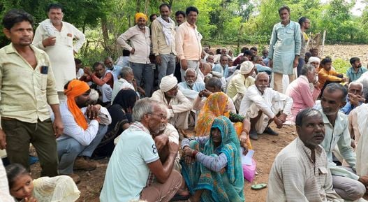 फोटो 29 एमएएचपी 19 परिचय-अजनर समिति में खाद के लिए कतार में लगे किसान। संवाद फोटो 29 एमएएचपी 19 परिचय-अजनर समिति में खाद के लिए कतार में लगे किसान। संवाद