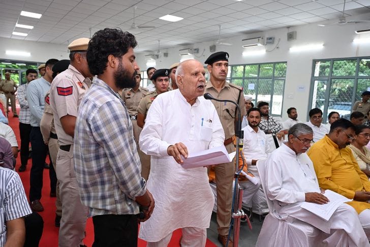 फोटो 32: सोनीपत के जिला परिषद हॉल में जिला परिवाद एवं कष्ट निवारण समिति की बैठक में अधिकारियों