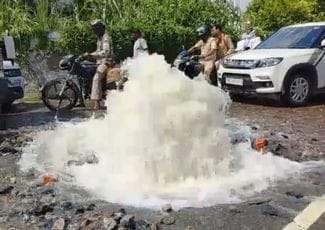 फोटो- कलक्ट्रेट रोड मोड़ पर फटी भूमिगत पाइप लाइन से निकलता पानी का फव्वारा व लगा जाम। संवाद फोटो- कलक्ट्रेट रोड मोड़ पर फटी भूमिगत पाइप लाइन से निकलता पानी का फव्वारा व लगा जाम। संवाद